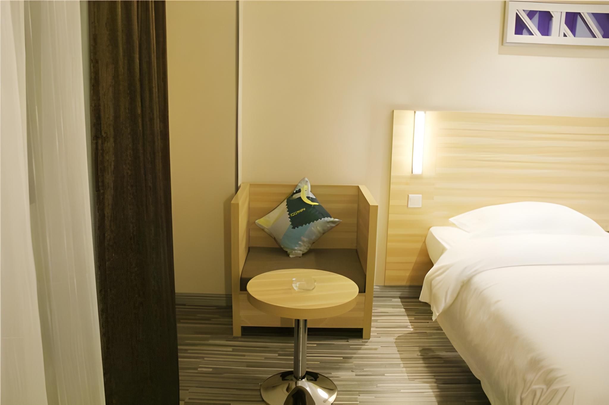 Business Queen Room