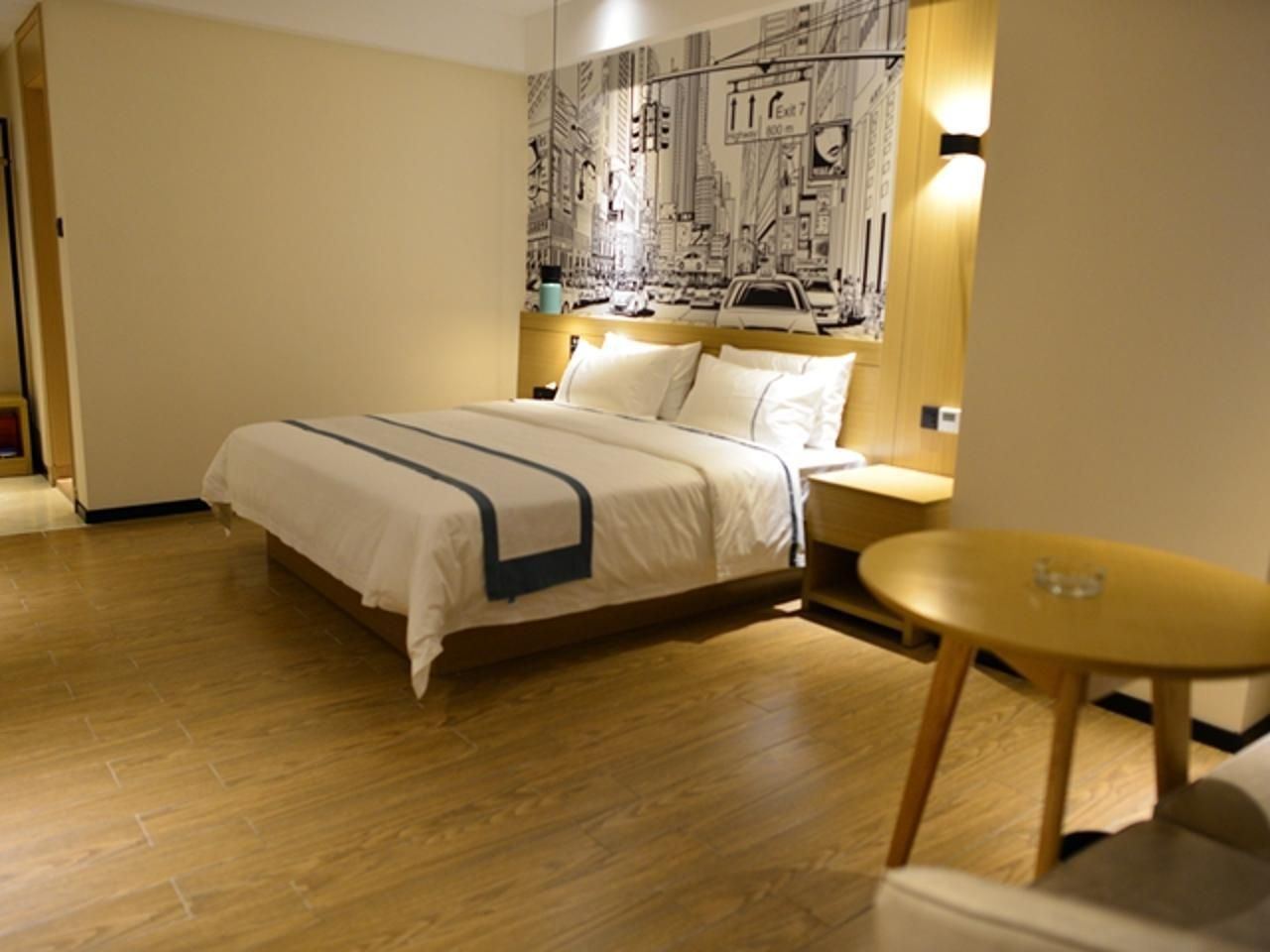 Business Queen Room