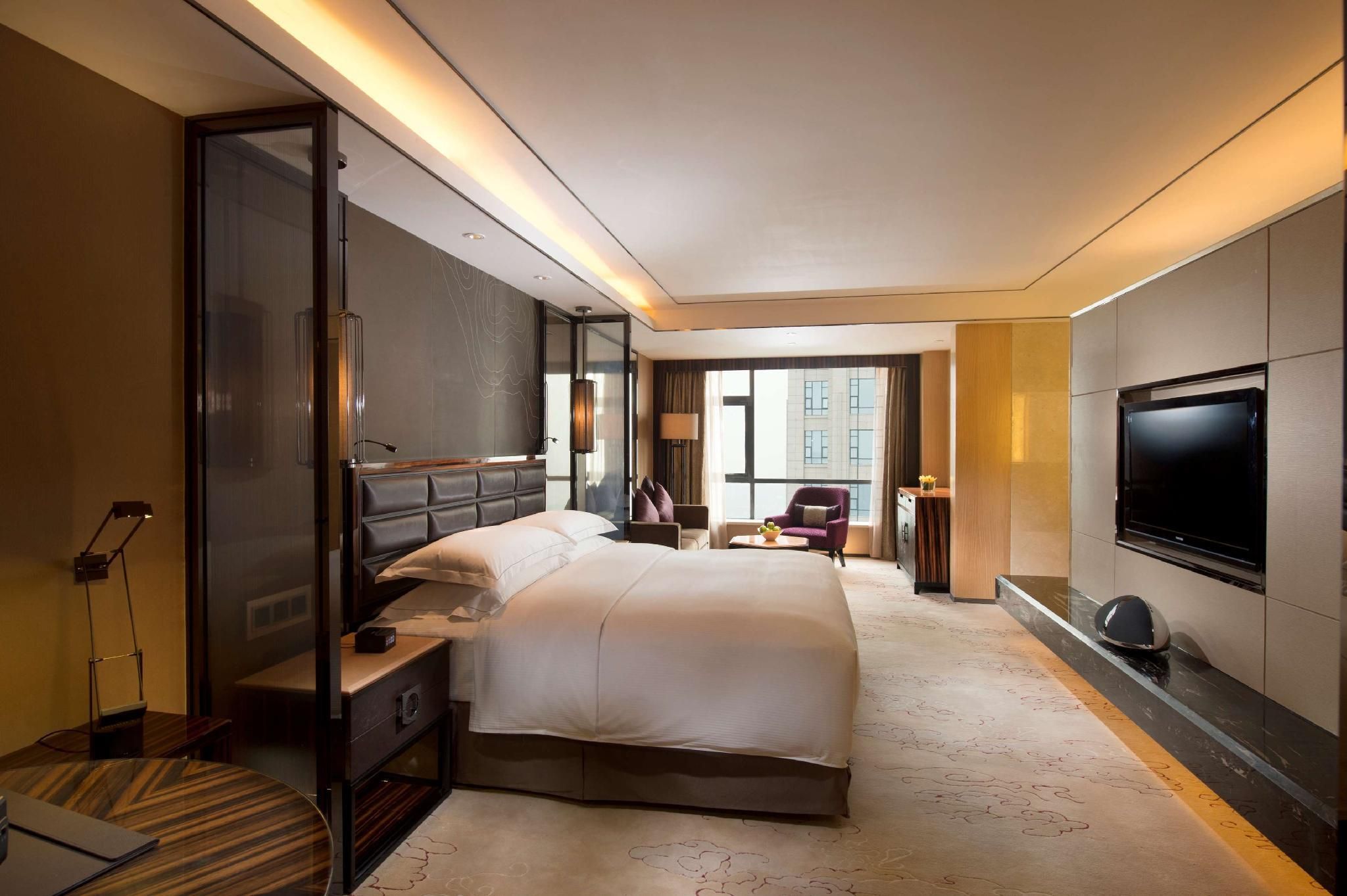 1 King Bed Executive Room with Lounge Access