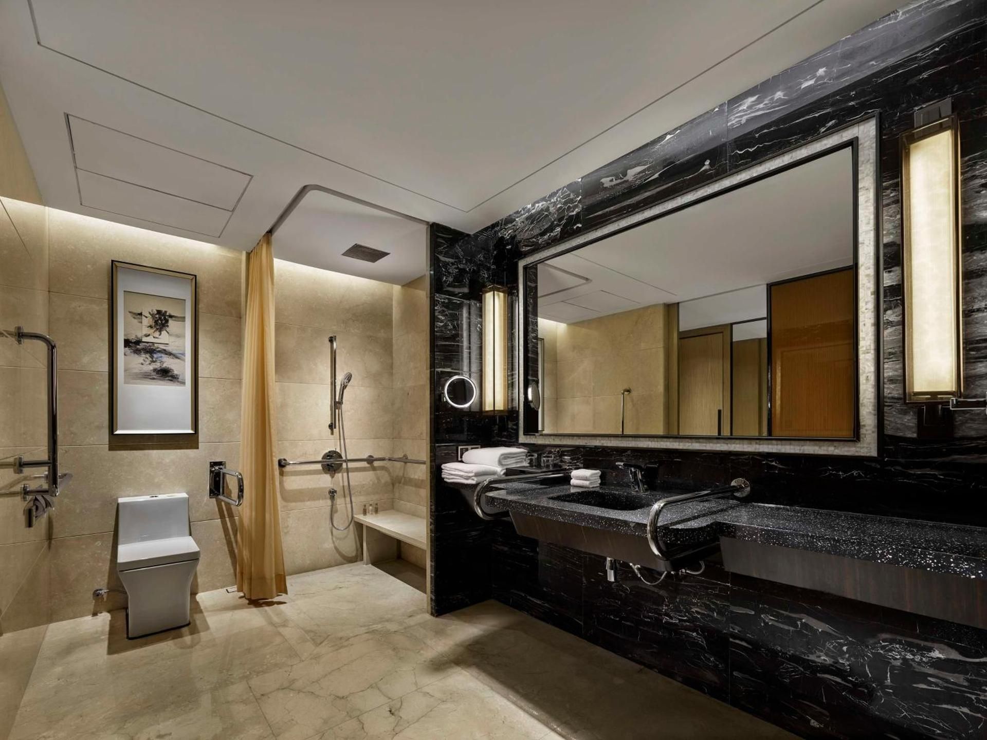 1 King Accessible - Roll In Shower