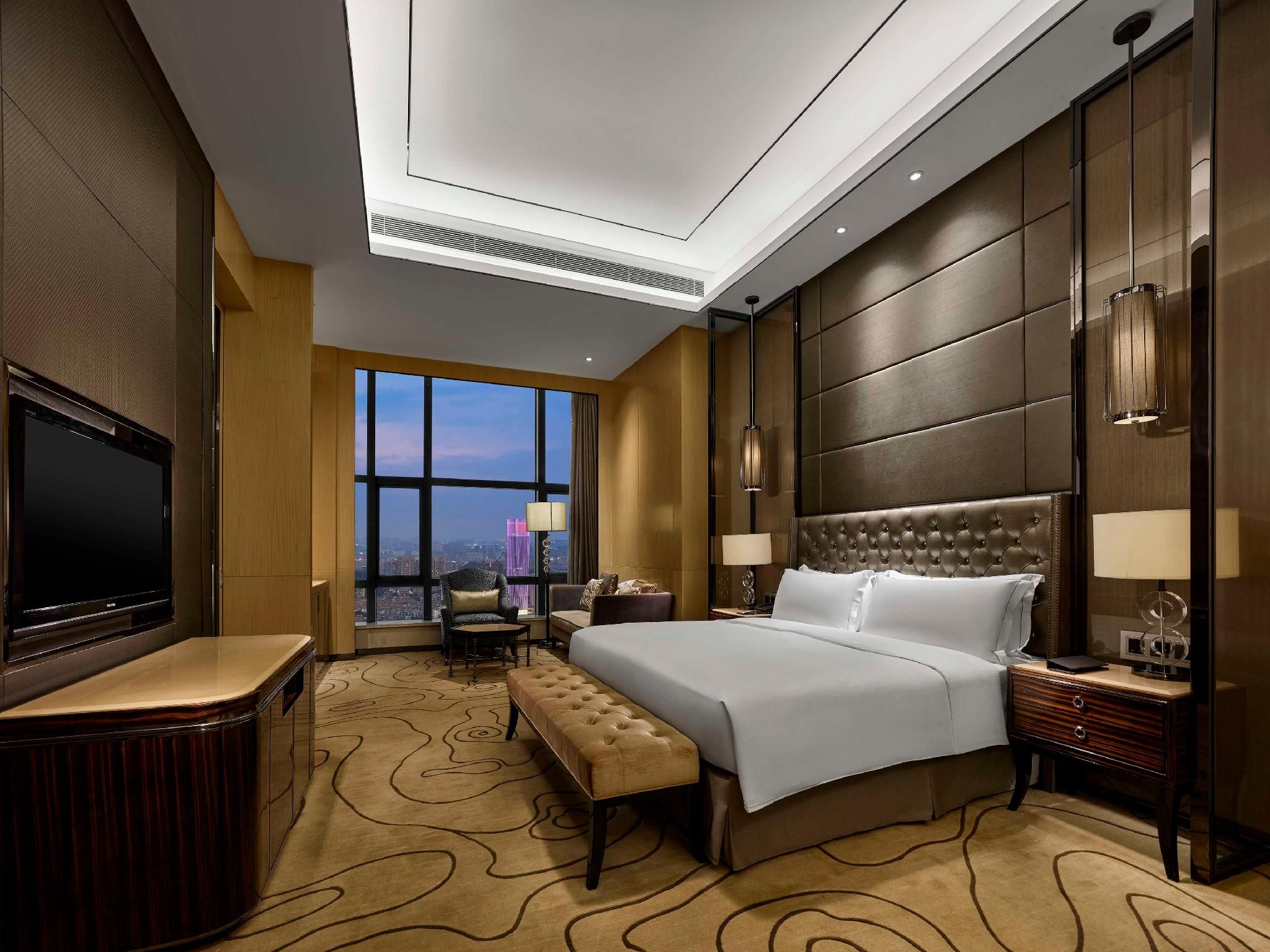 King Deluxe Suite with Lounge Access