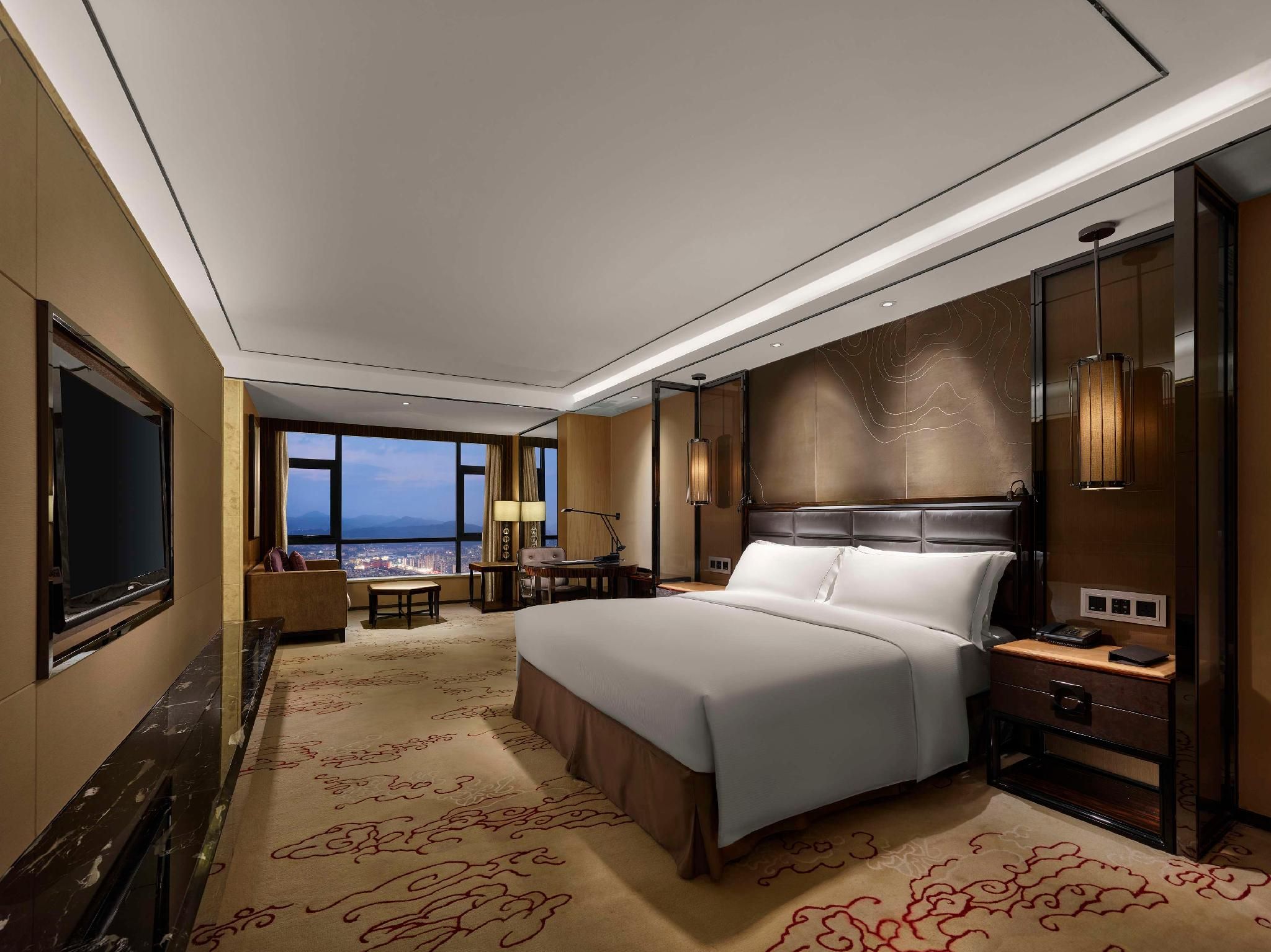 1 King Bed Executive Room with Lounge Access