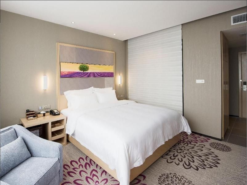 Standard Queen Size Bed Room