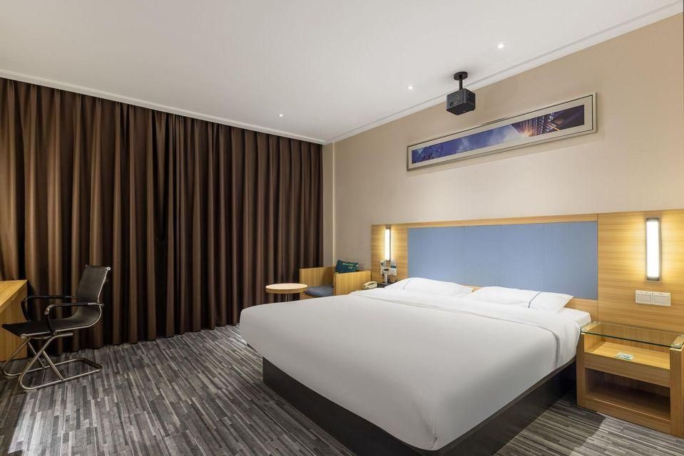 Stand Queen Room