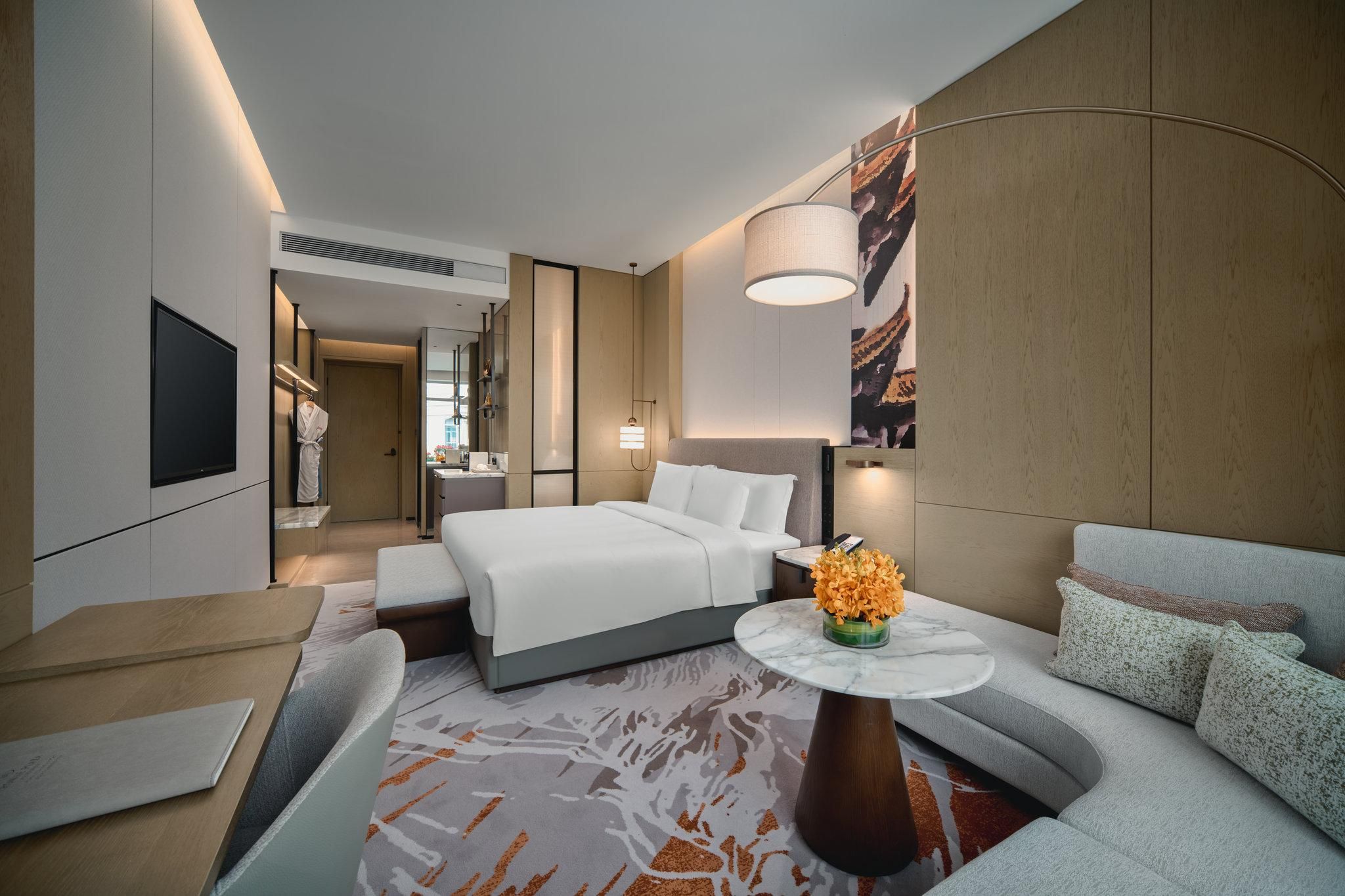 1 King Standard Garden View Lounge Accessible