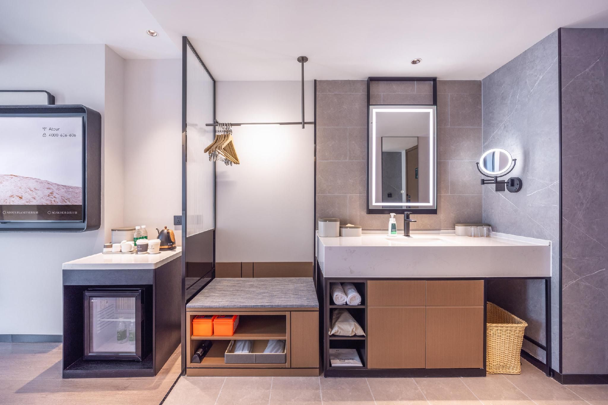 Atour - Superior 1 Bed Room, Lake View