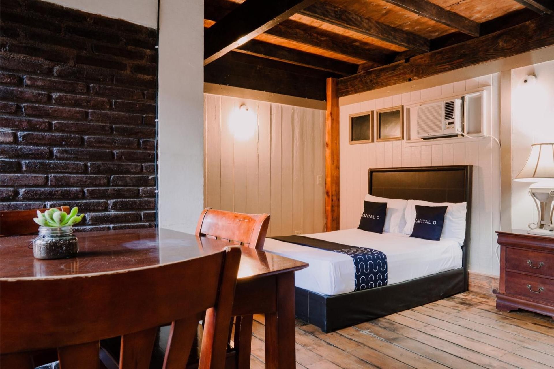 Capital O Hotel Villa Azura Standard Quadruple Room 3