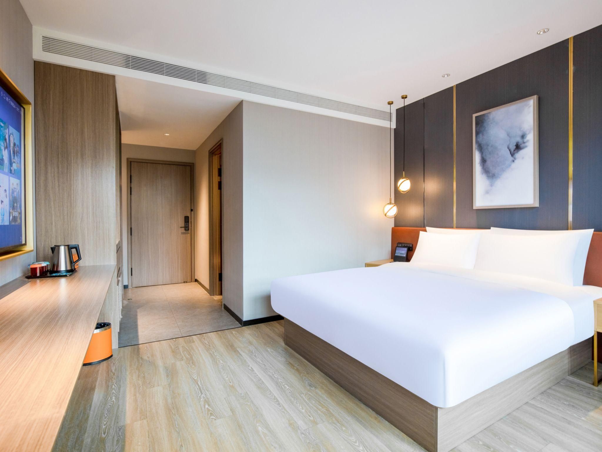 Huazhu - Deluxe Bed Room With View