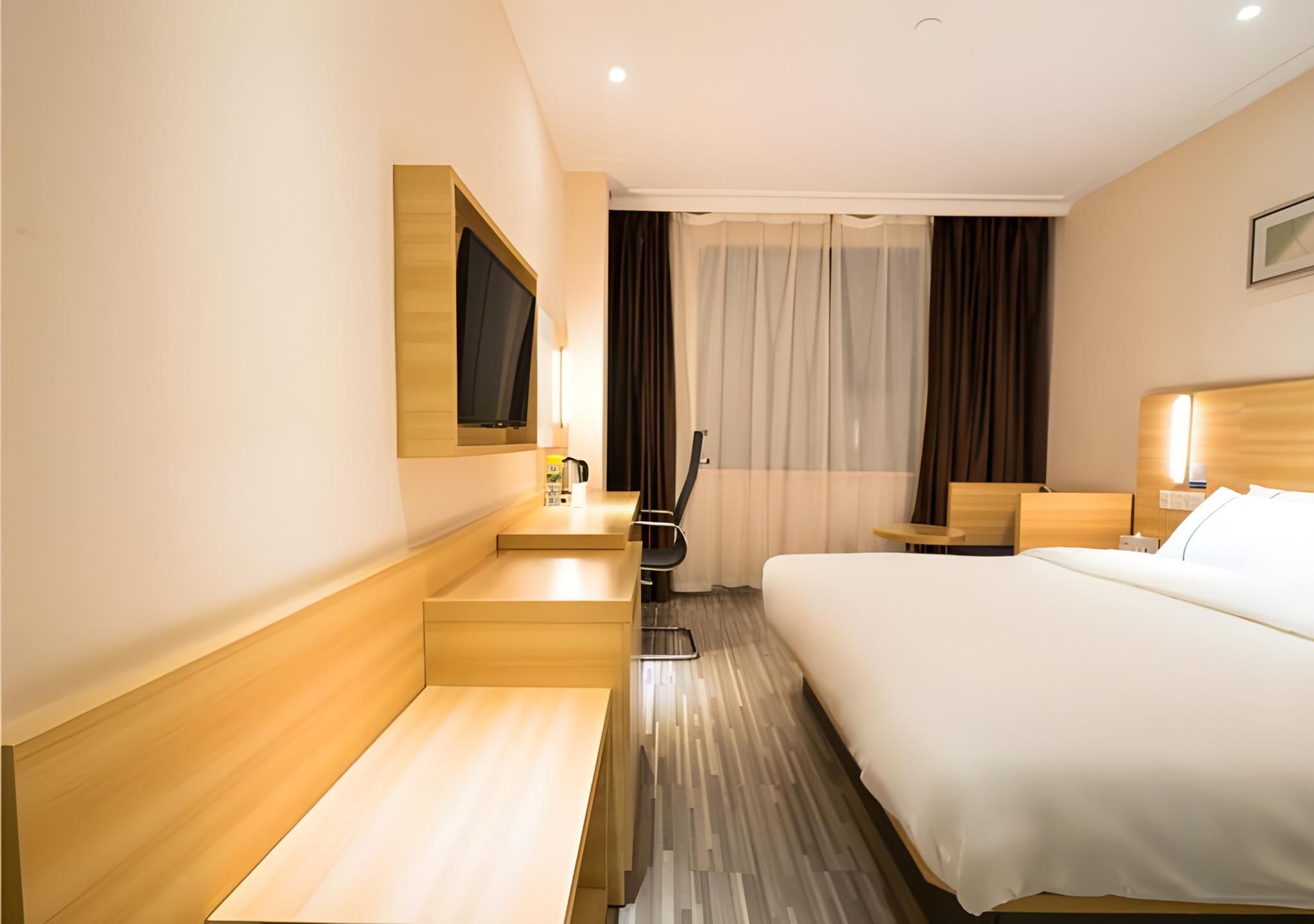 Stand Queen Room