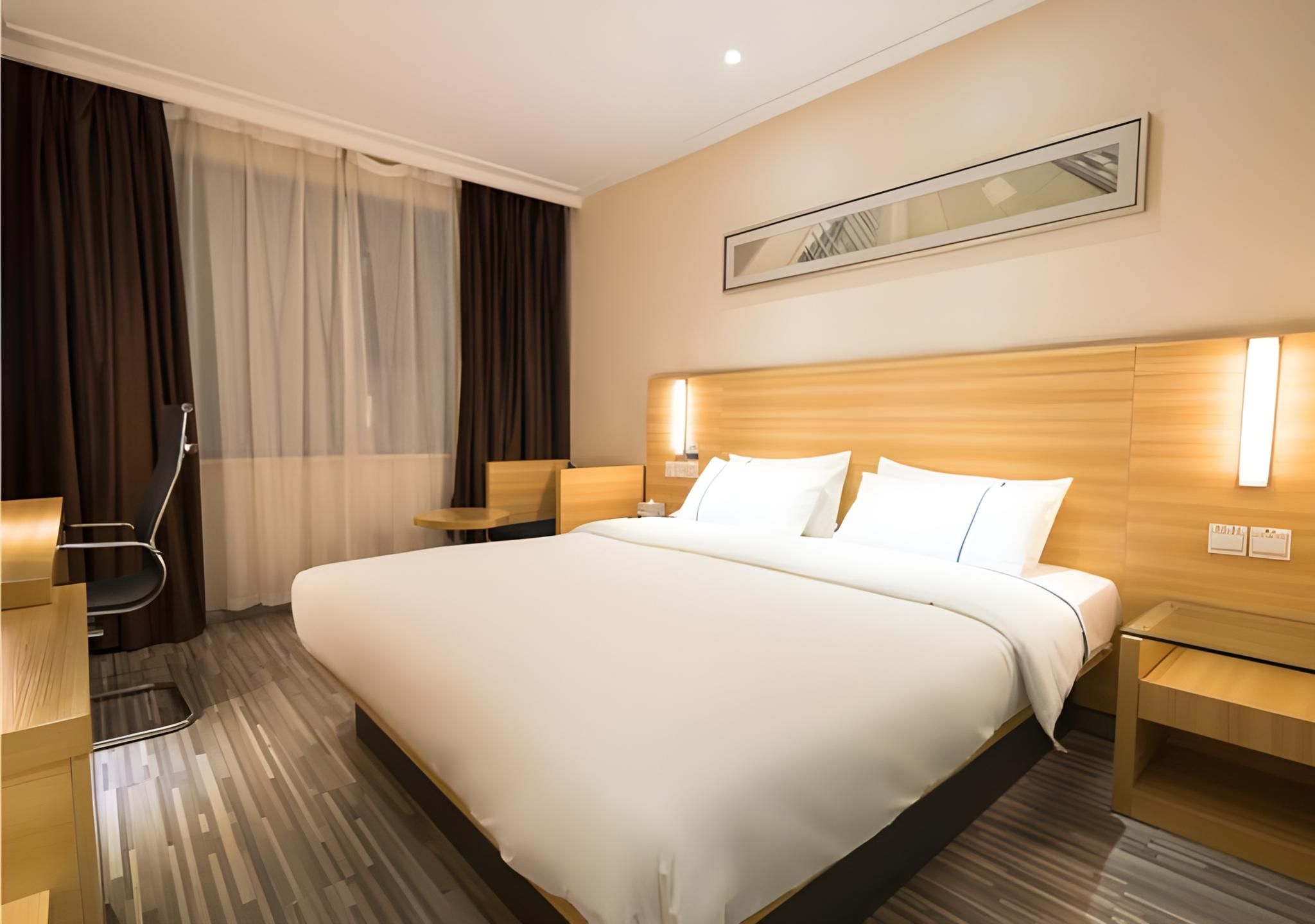 Stand Queen Room