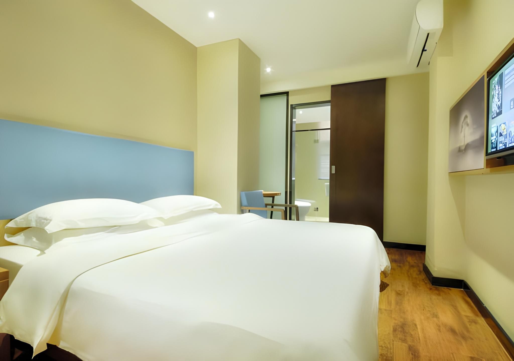 Stand Queen Room