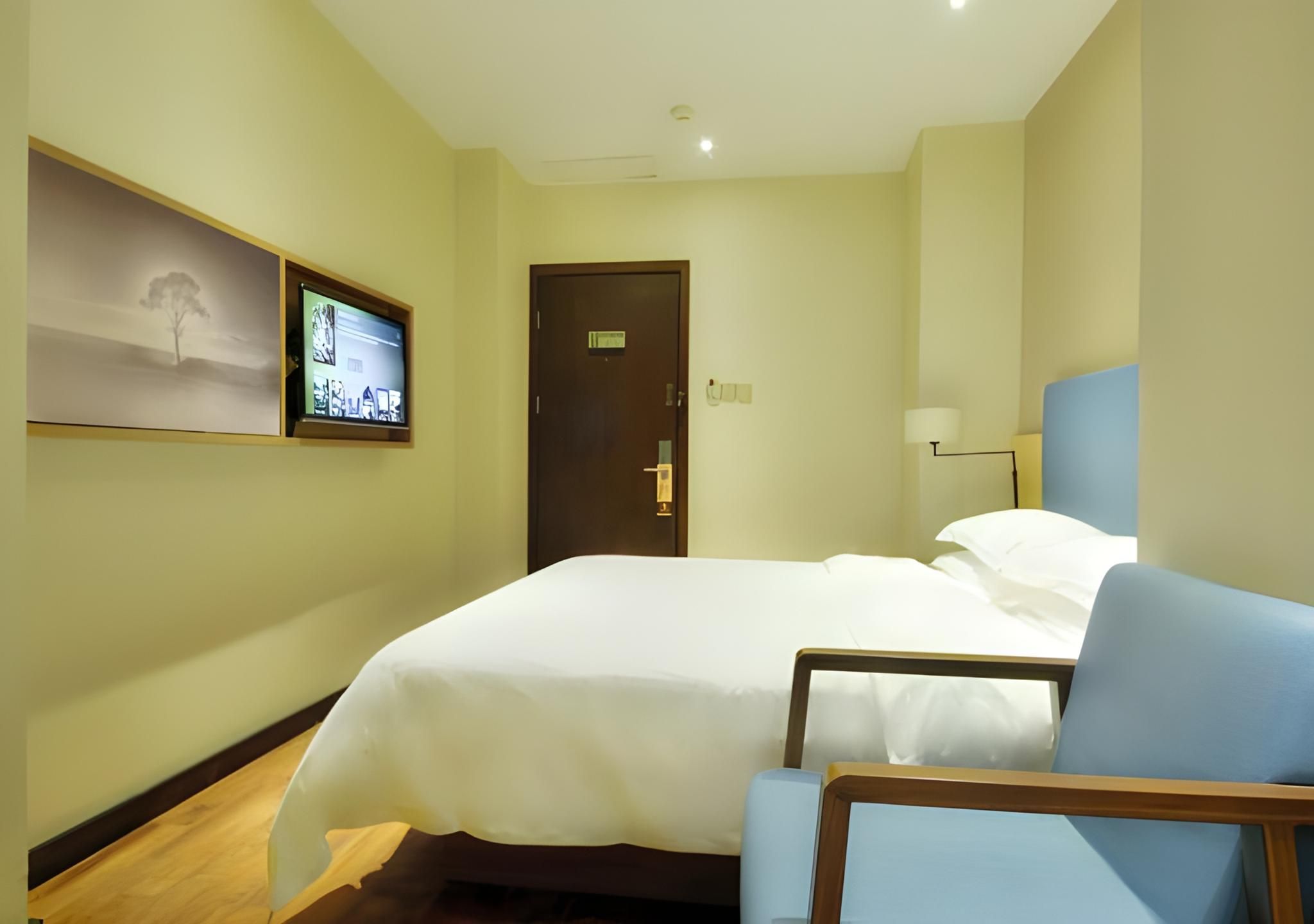 Stand Queen Room