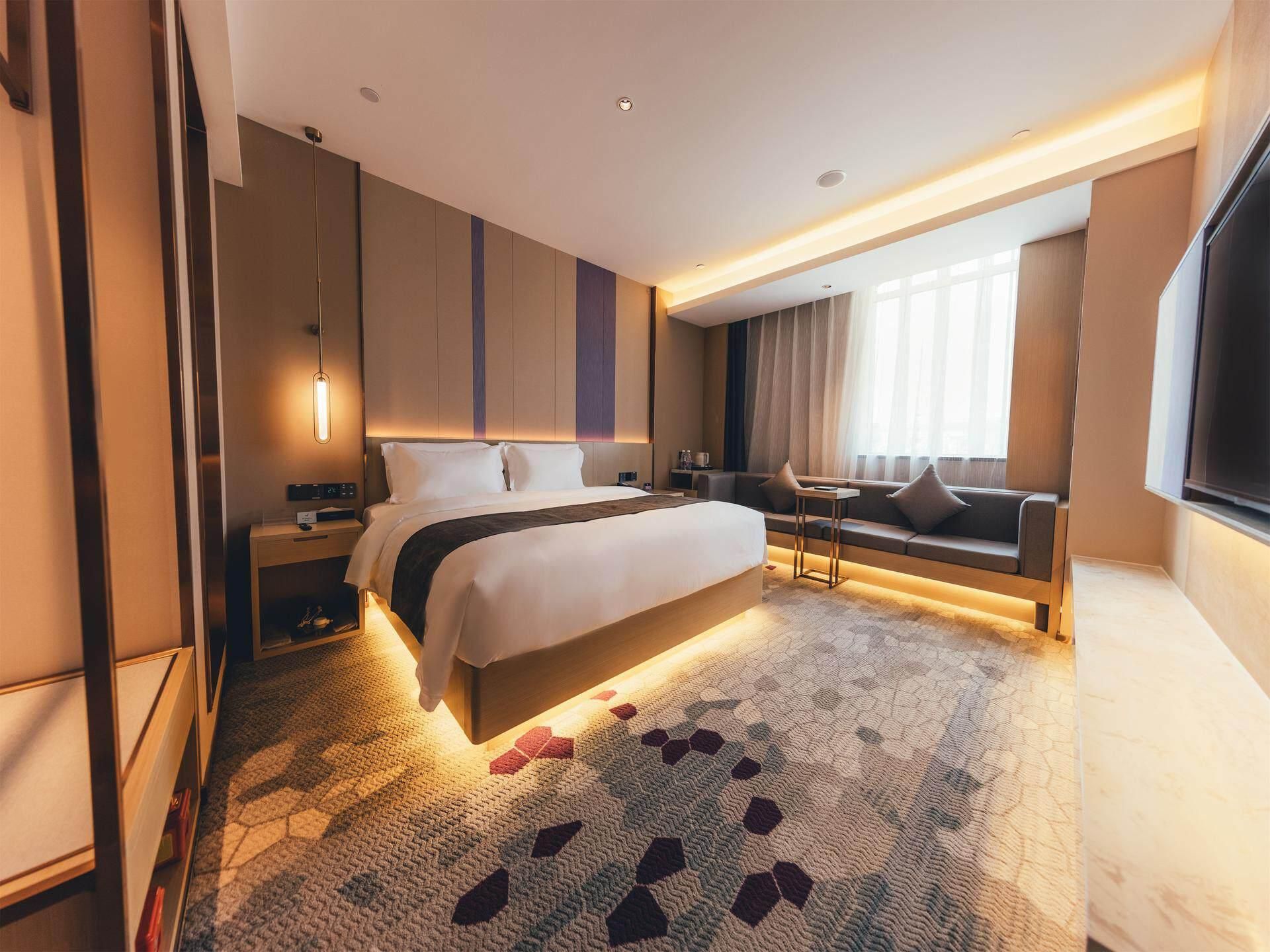 Deluxe Queen Room