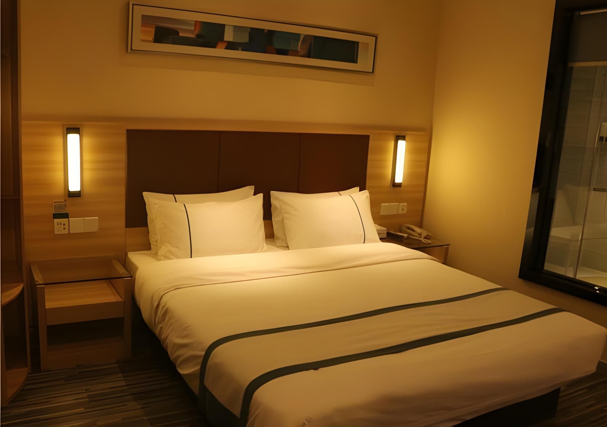 Stand Queen Room