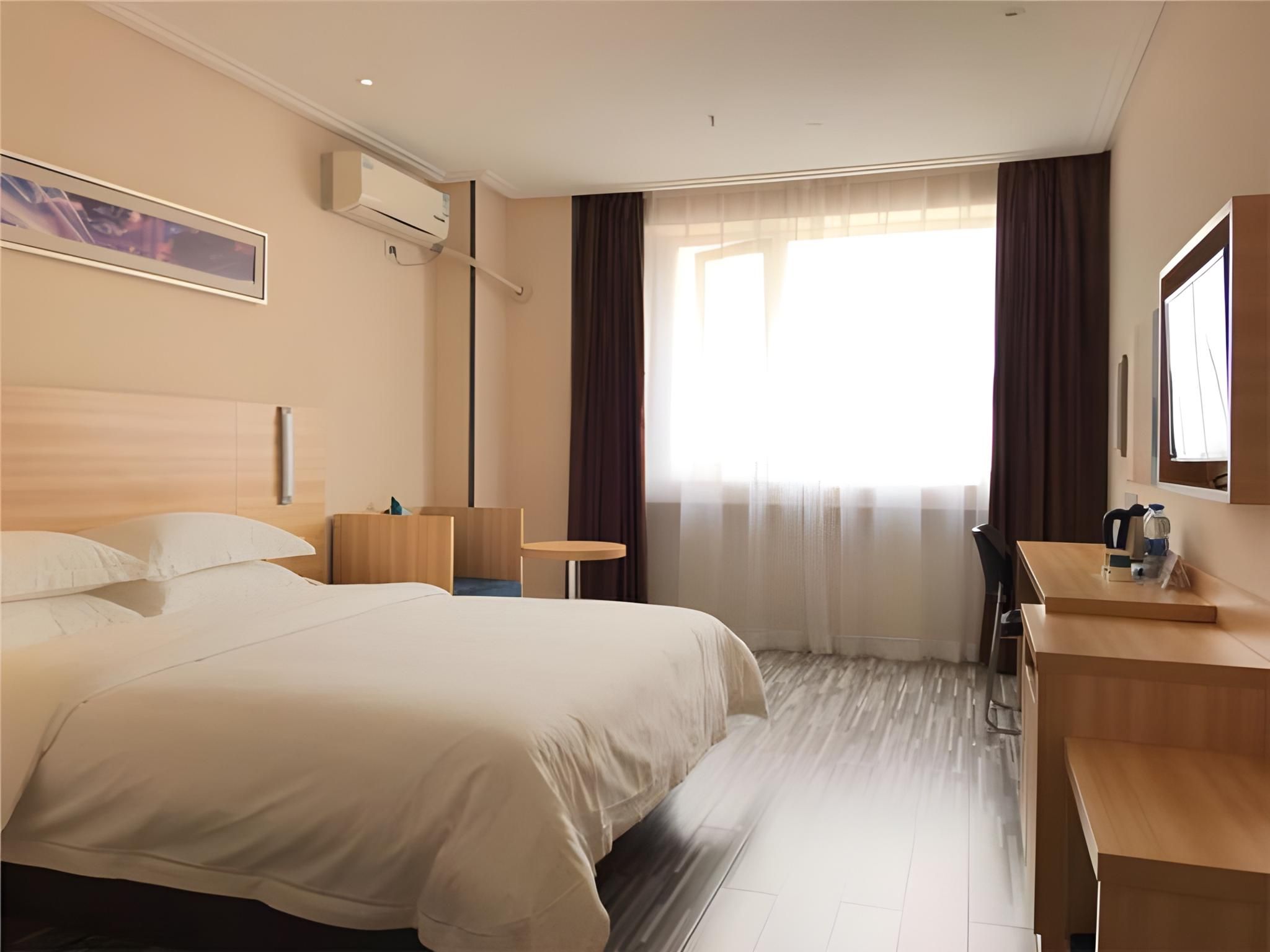 Stand Queen Room