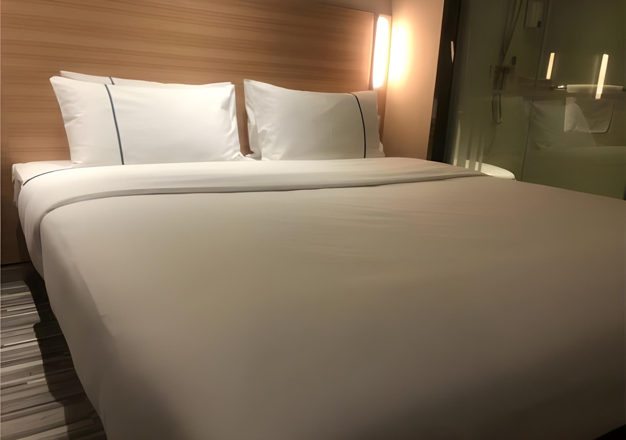 Business Queen Room