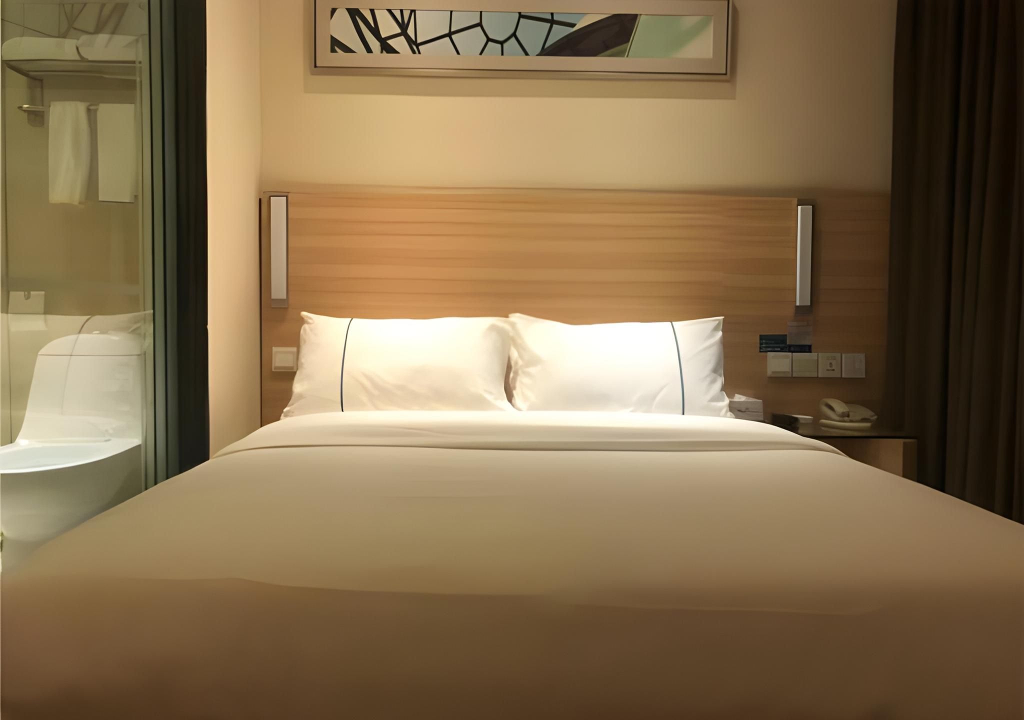 Stand Queen Room