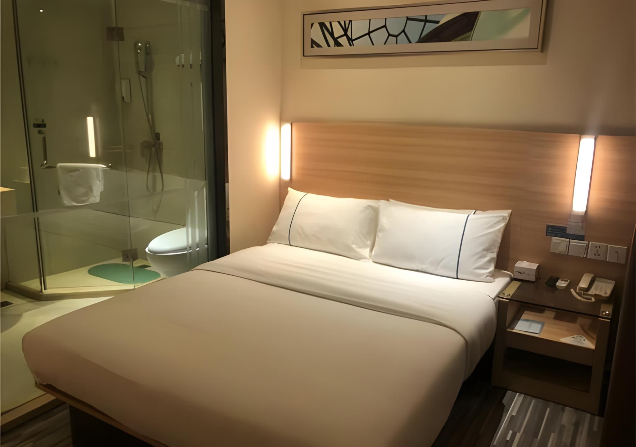 Stand Queen Room