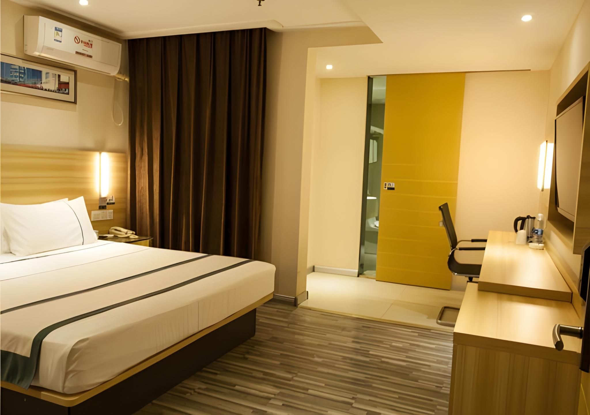 Stand Queen Room