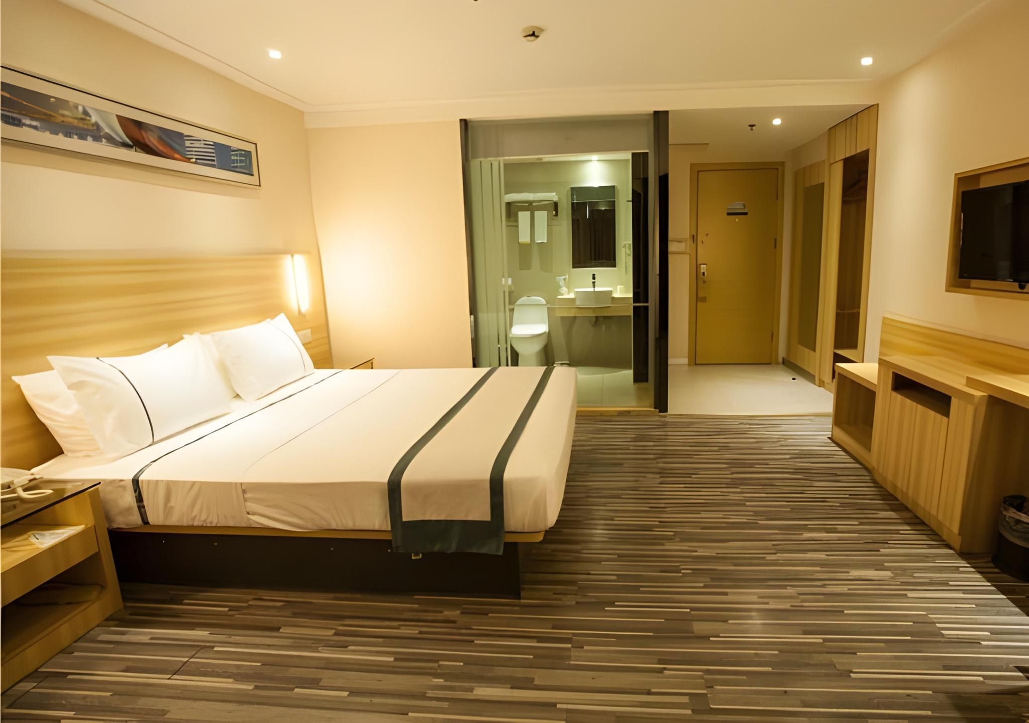 Stand Queen Room