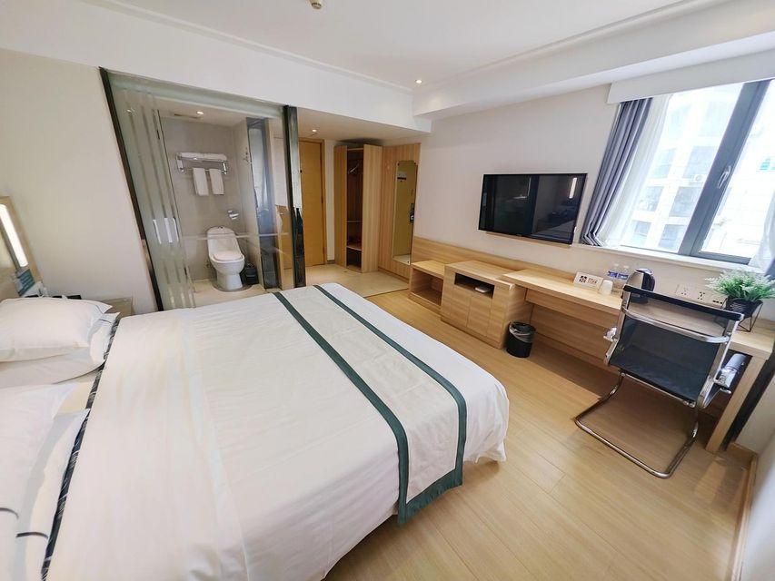 Stand Queen Room