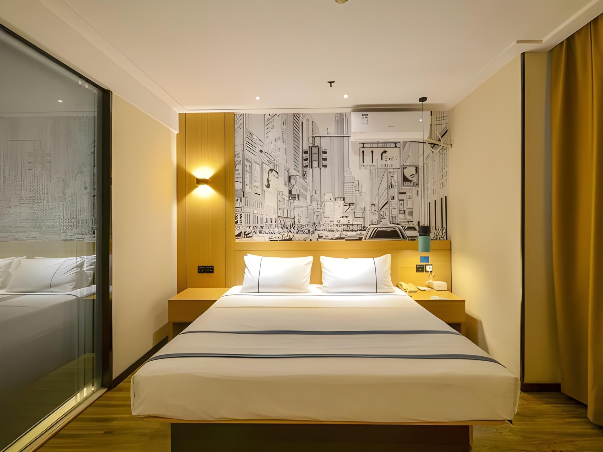 Stand Queen Room