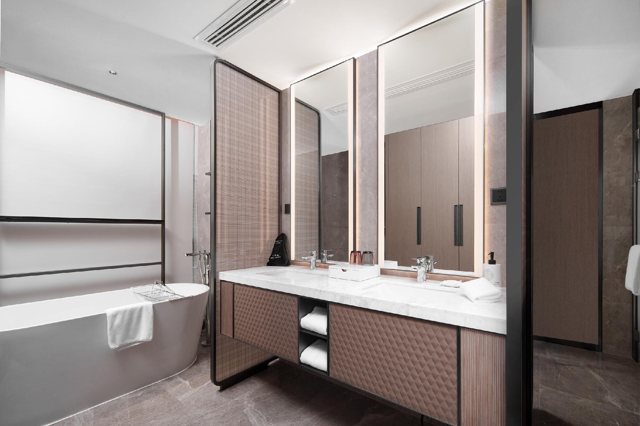 Deluxe Suite with One King-size Bed, Executive Access