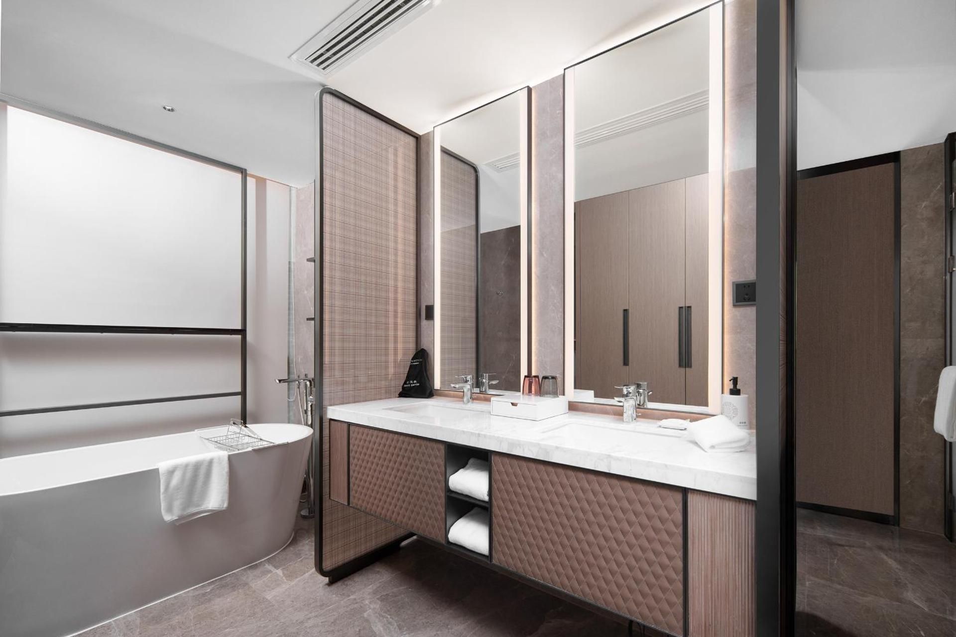 Deluxe King Suite