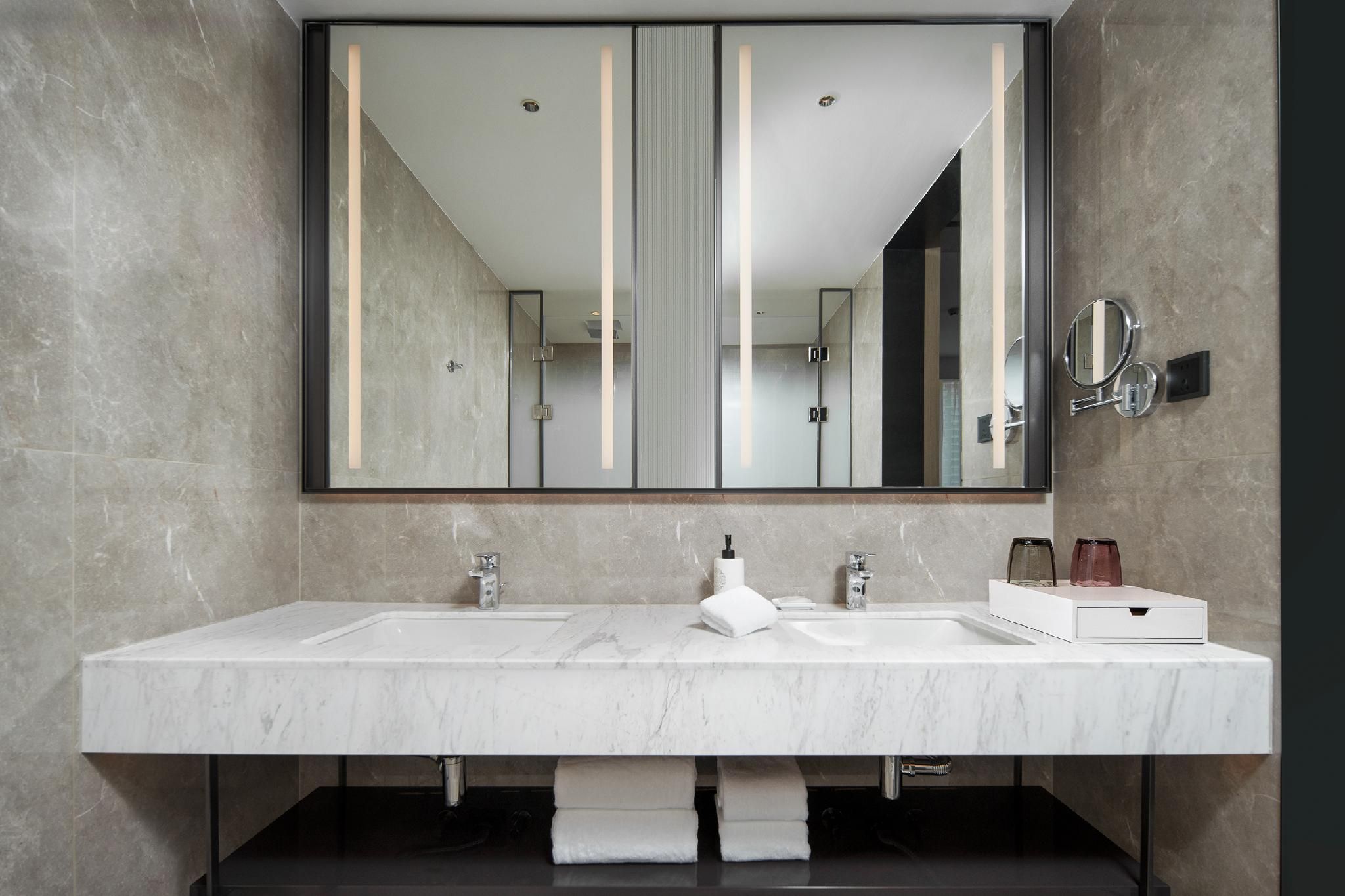 Superior Suite with One King-size Bed, Executiv e Access