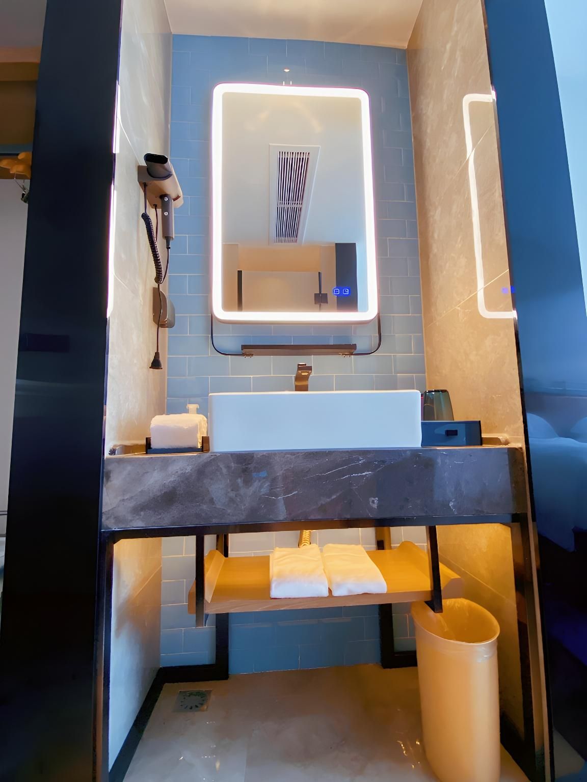 Dossen - Executive Suite