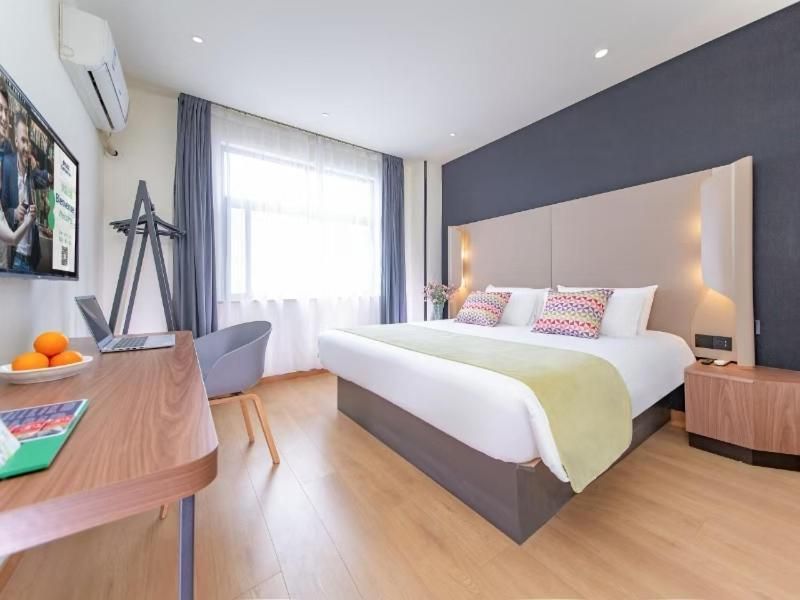 Standard Queen Room