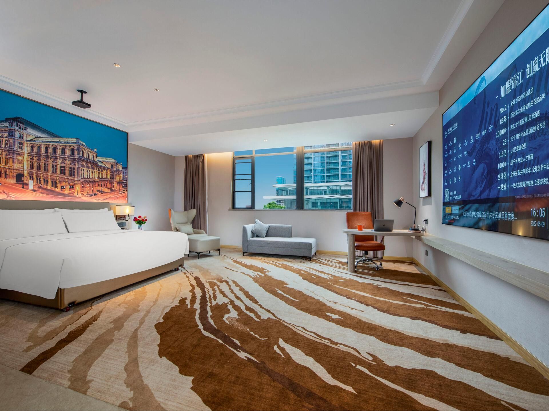 Audio Queen Room