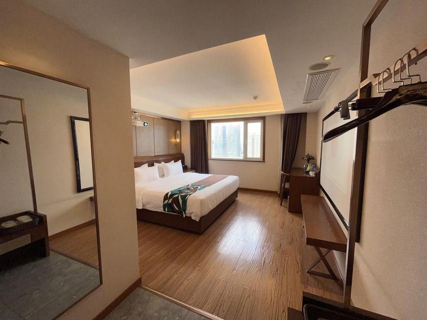James Joyce - Queen Bed Room