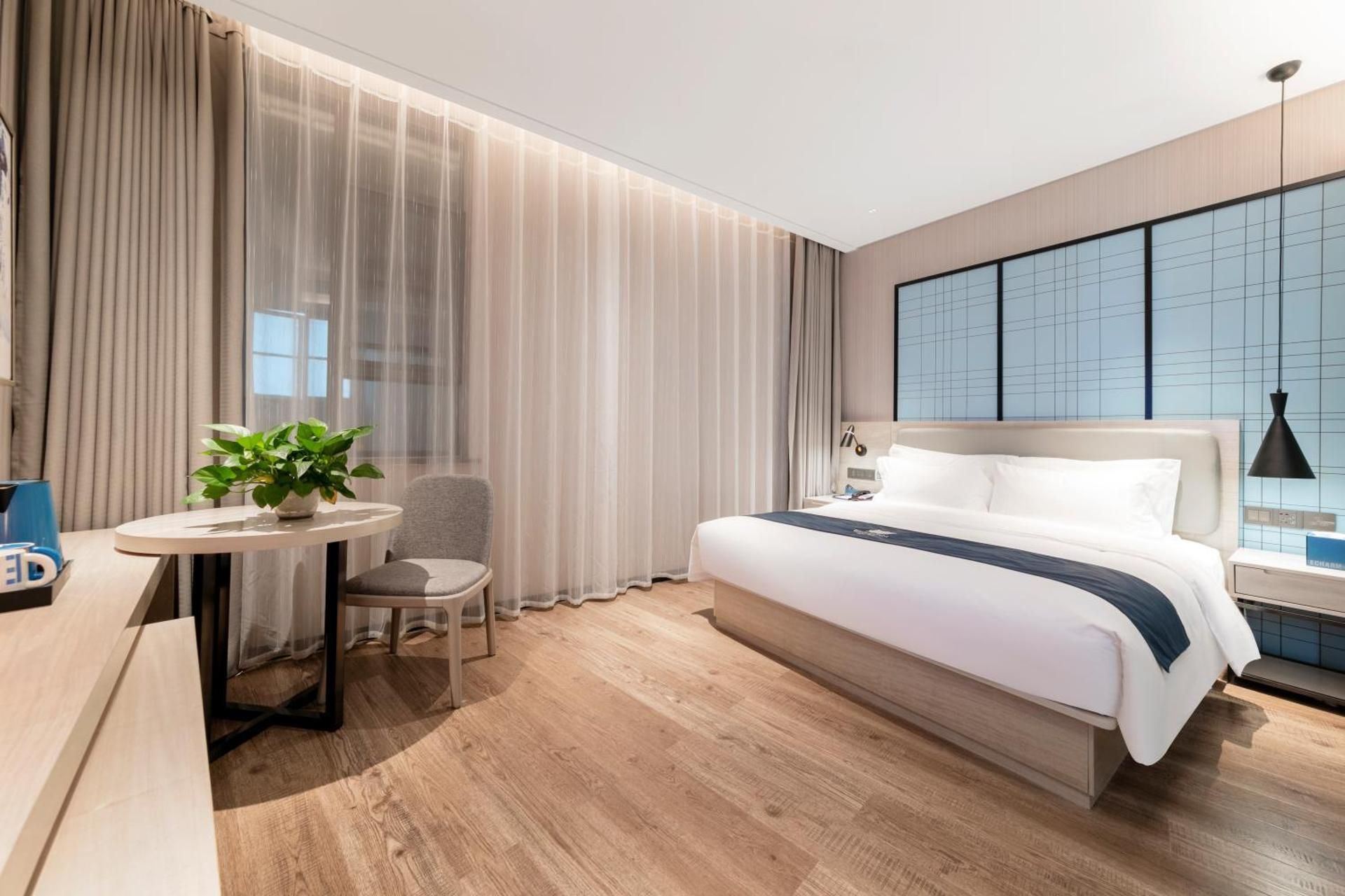 Deluxe Queen Room
