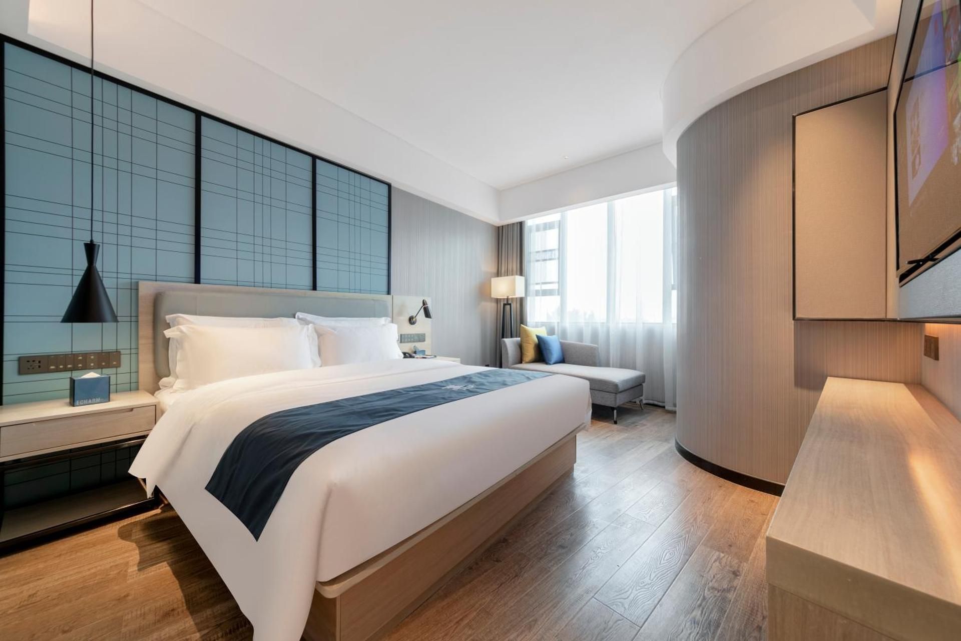 Business Queen Room