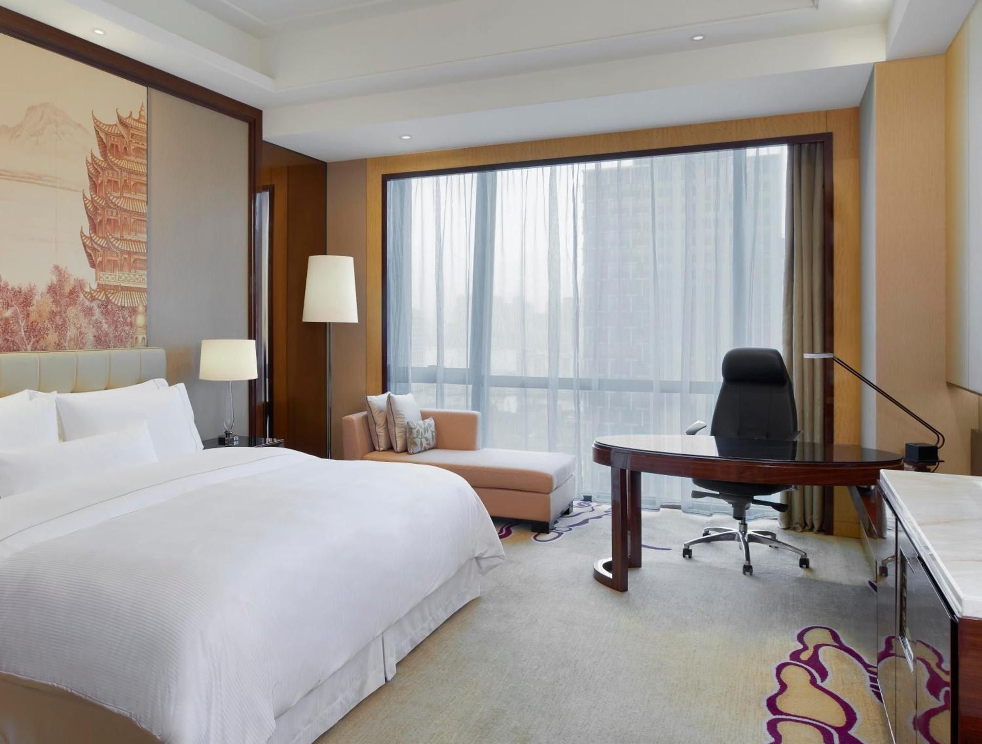Executive lounge access, Guest room, 1 King, City view