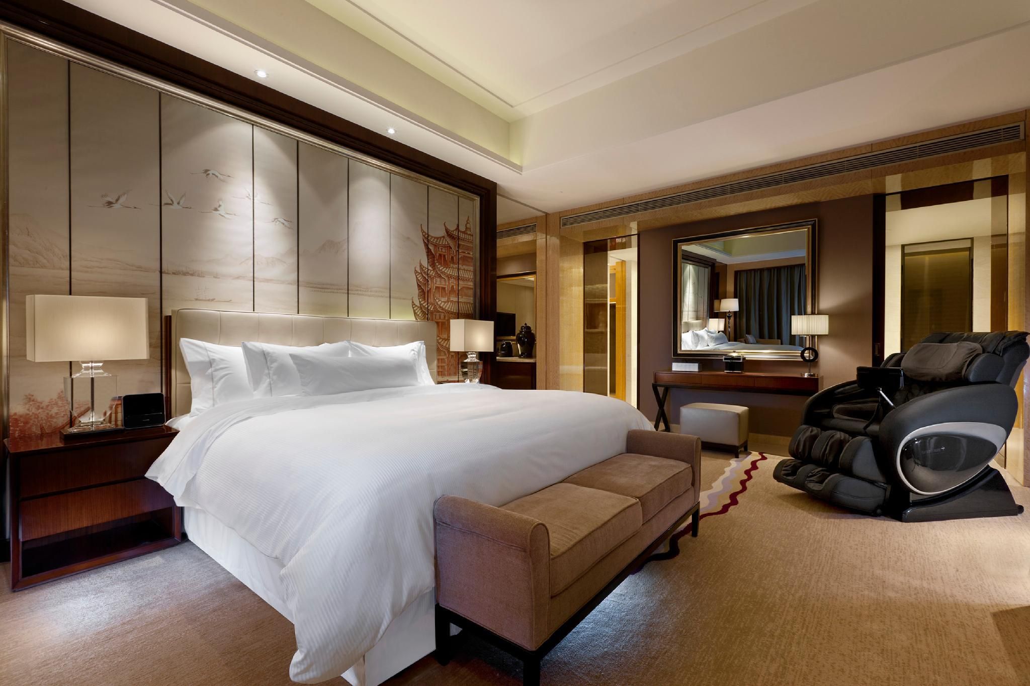 Executive lounge access, 1 Bedroom Suite, 1 King