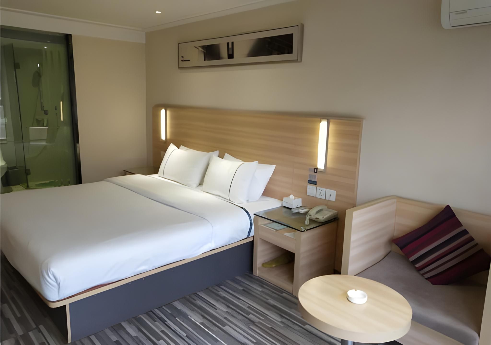 Business Queen Room