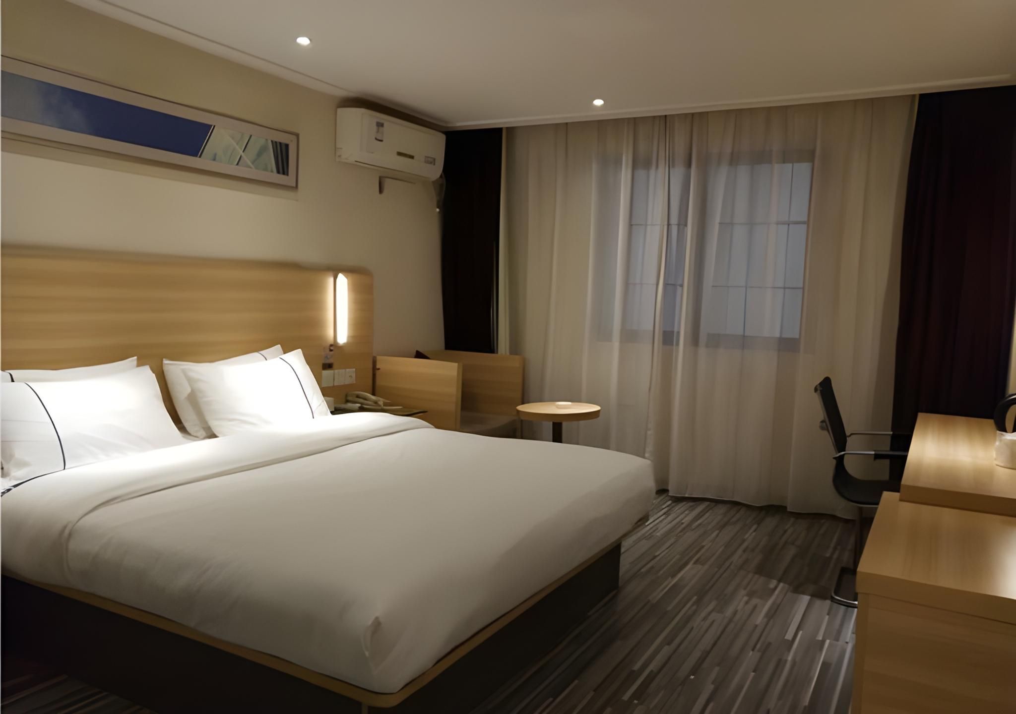 Stand Queen Room