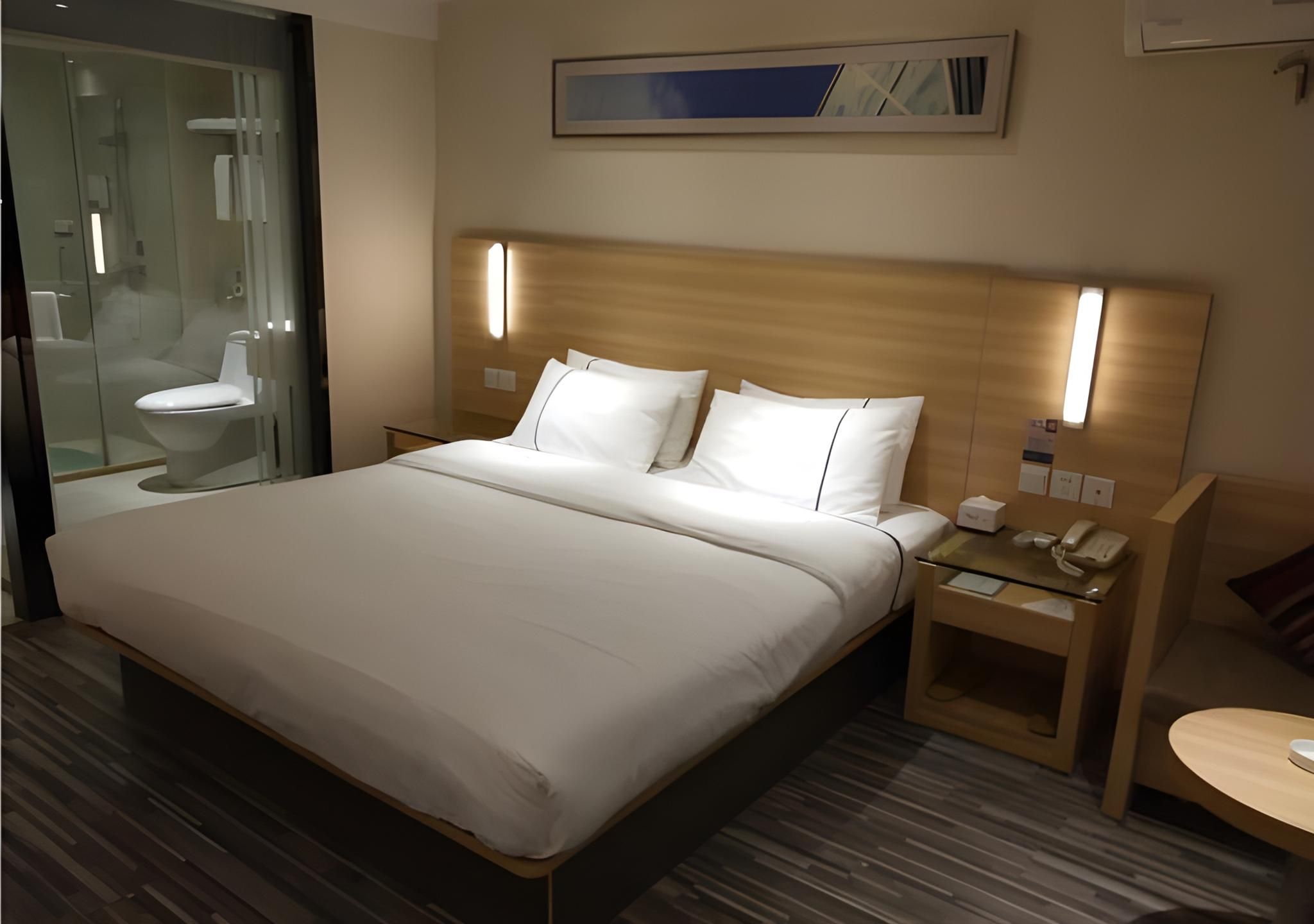 Stand Queen Room