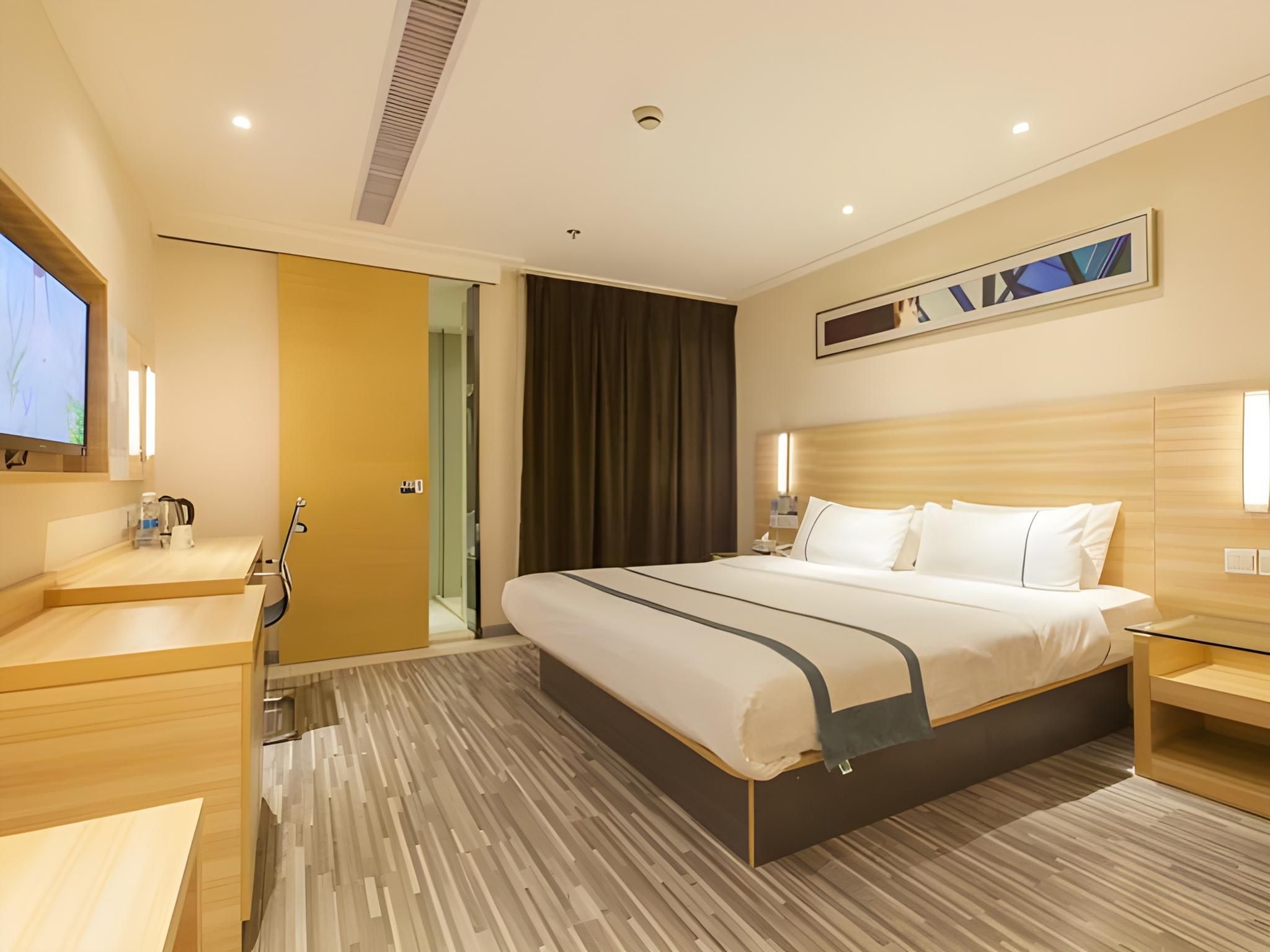 Stand Queen Room