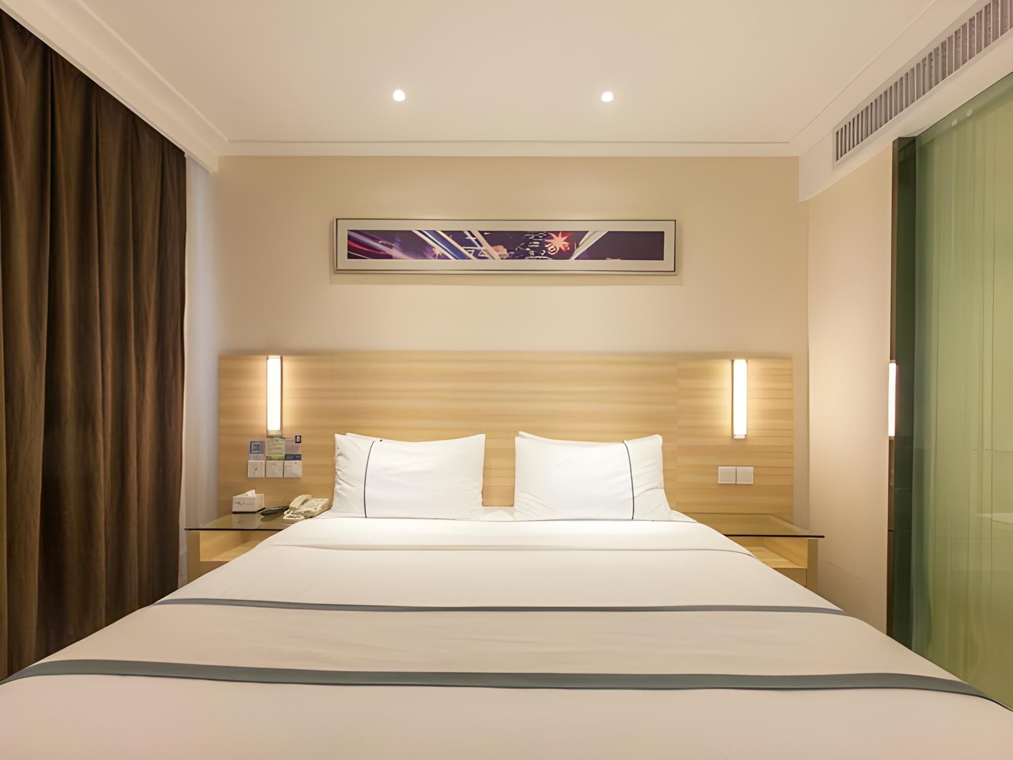 Stand Queen Room