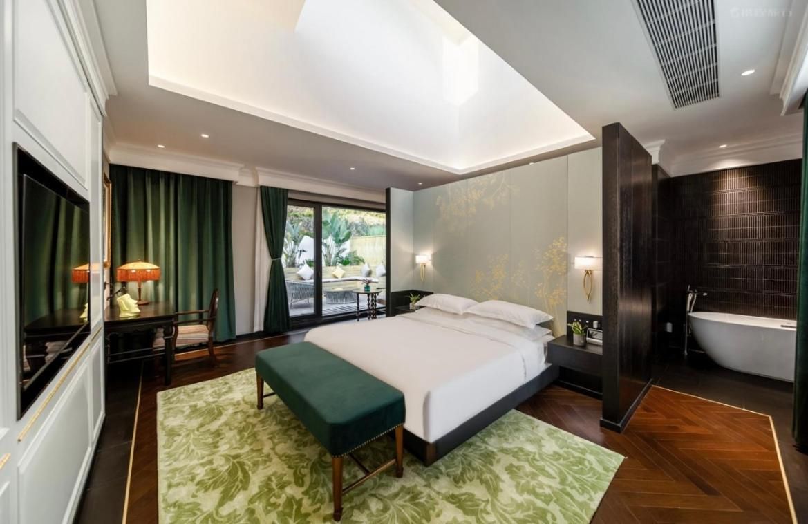 Queen Room with View