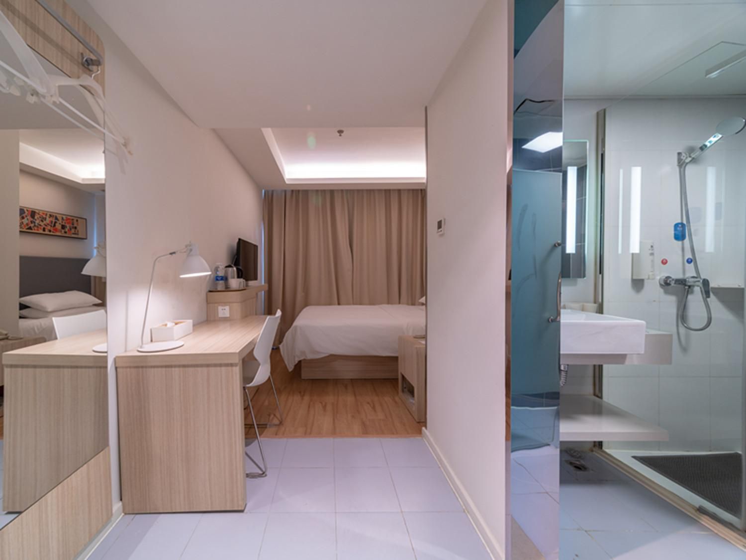 Huazhu - Room With Bed