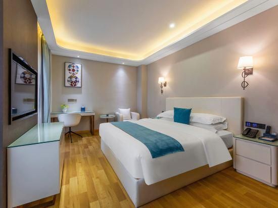 Deluxe Queen Room