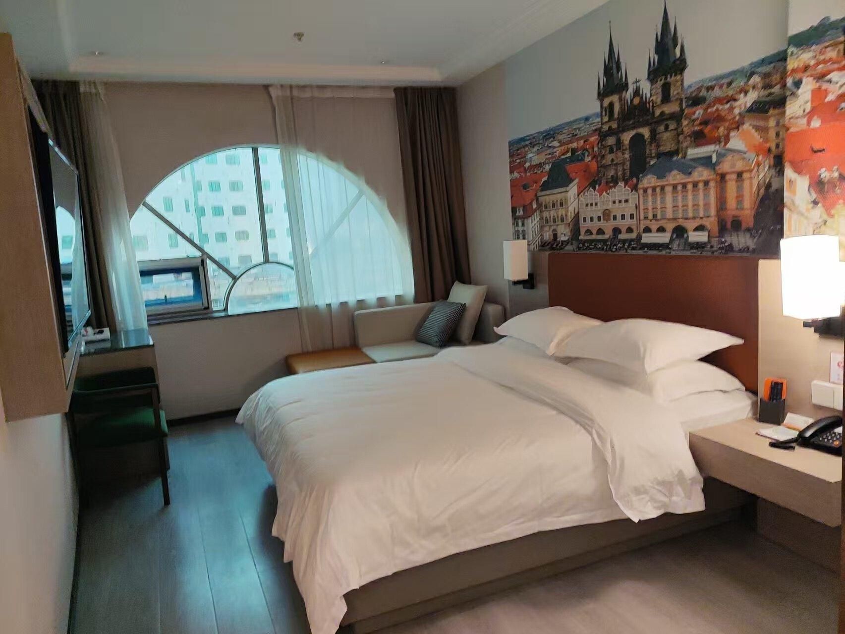 Queen Room with City View