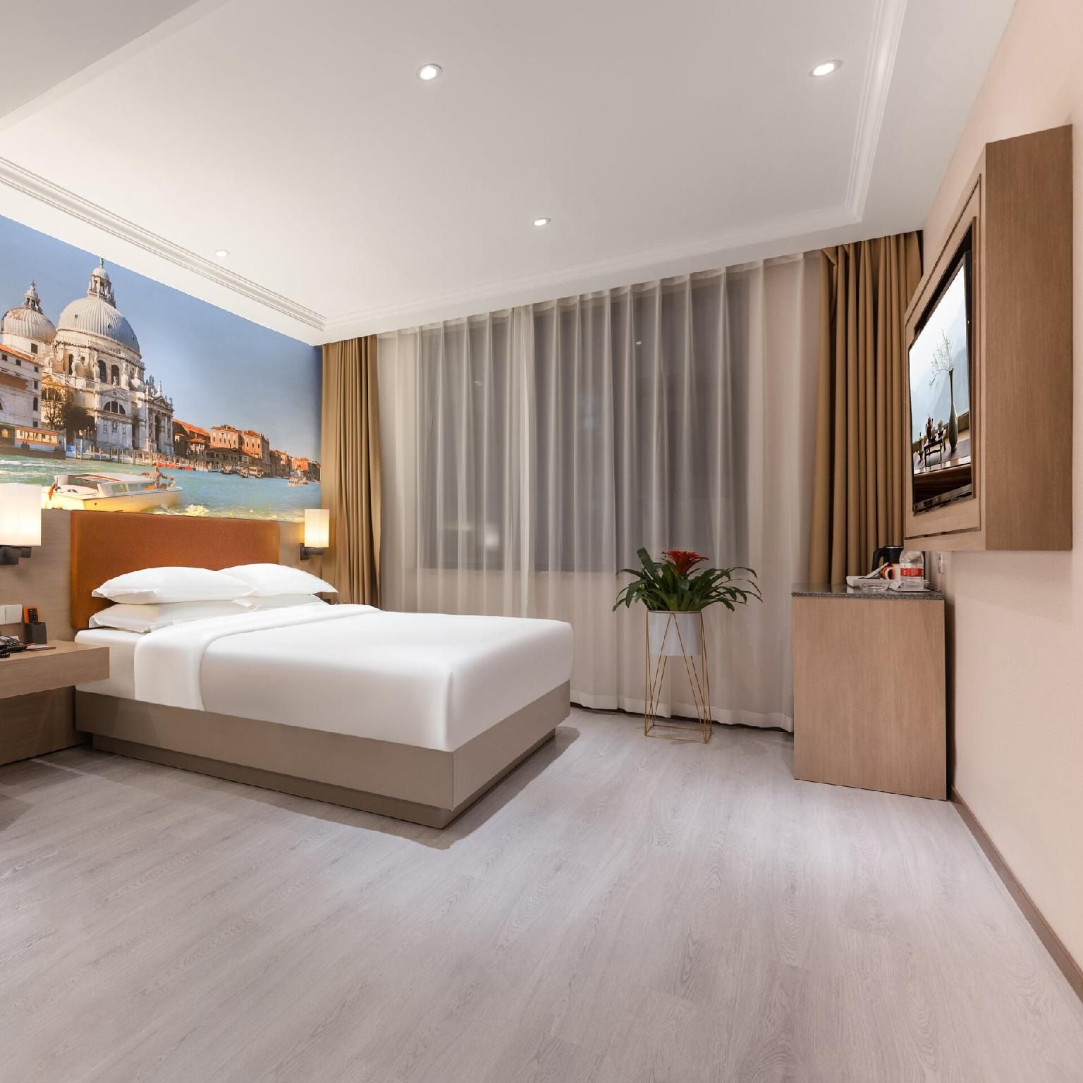 Queen Room with City View