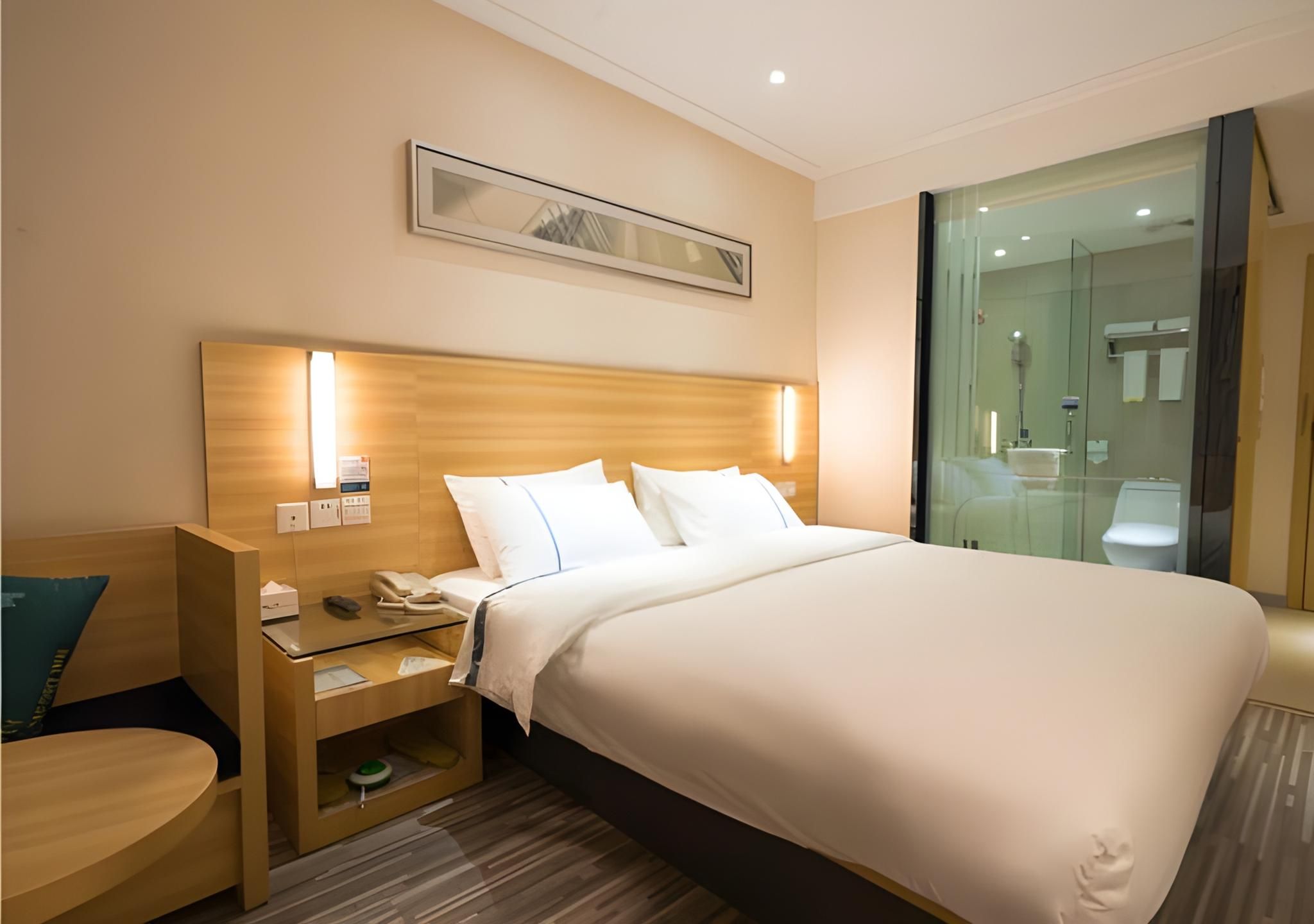 Stand Queen Room
