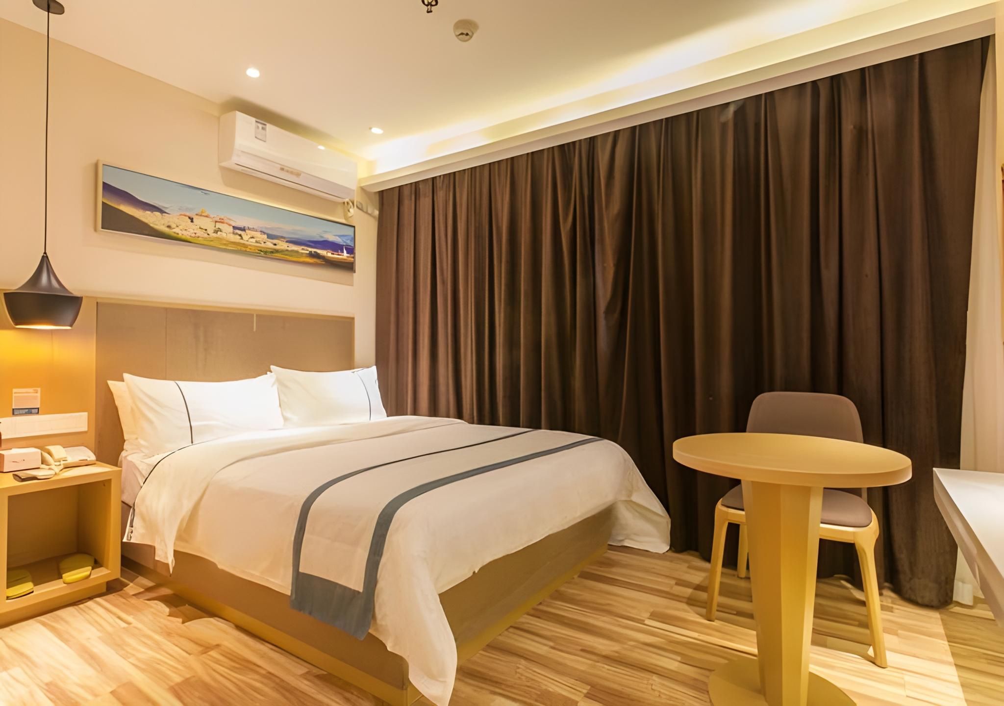 Stand Queen Room