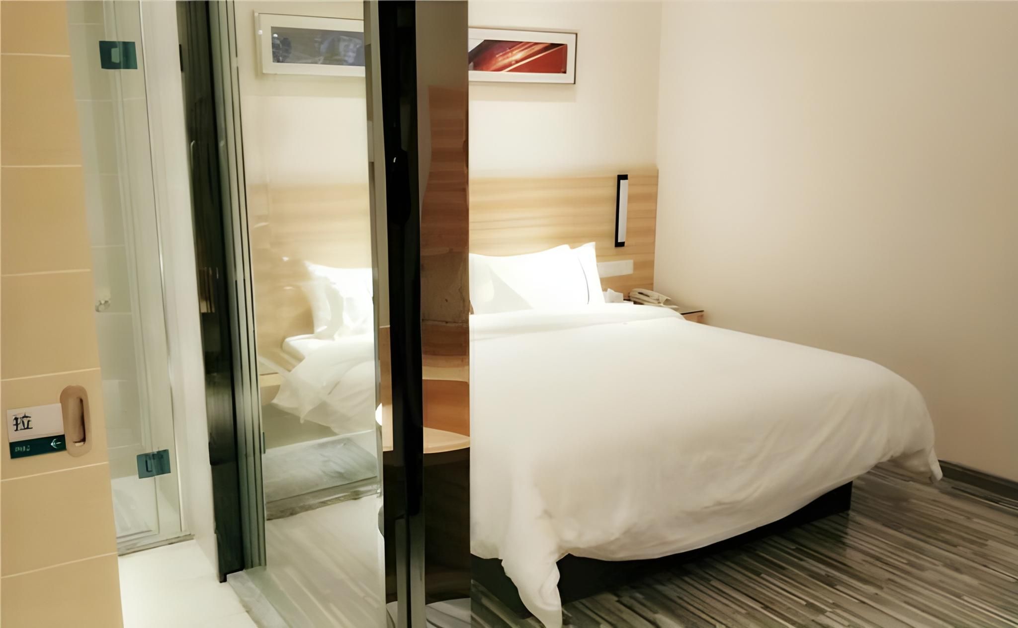 Stand Queen Room